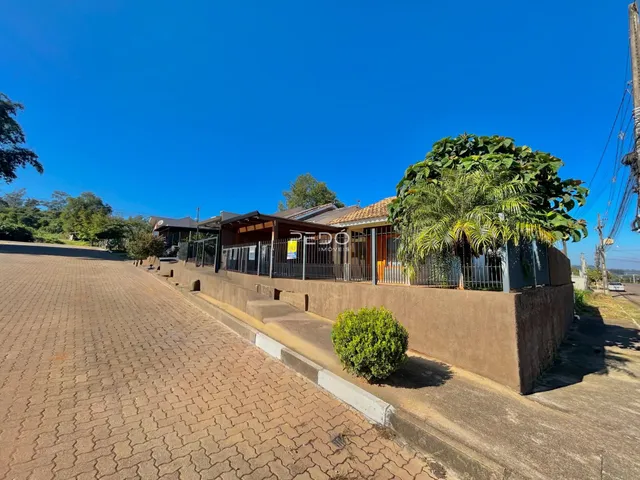 Vista externa de uma propriedade com cerca e estrada pavimentada em Lajeado.
