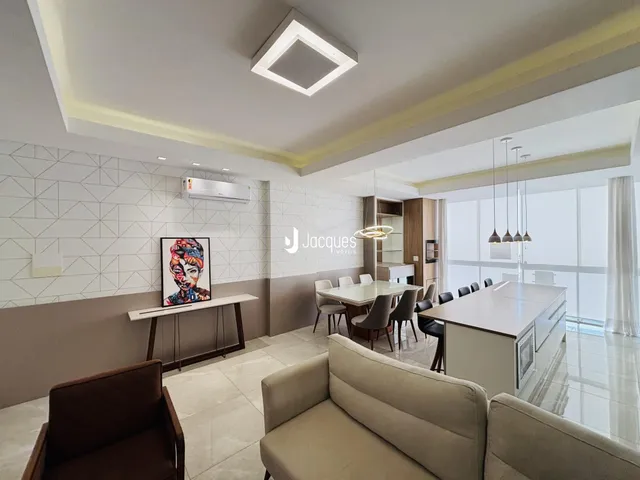 Sala de estar com decoração moderna e iluminação clara.