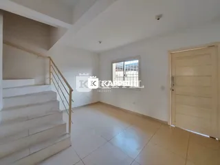 Hall de entrada com escadaria e piso de cerâmica em um imóvel em Lajeado.