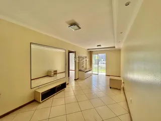 Corredor com piso cerâmico claro.