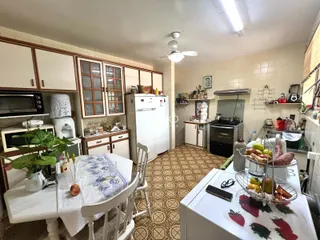 Foto de uma cozinha e sala de jantar em uma residência.