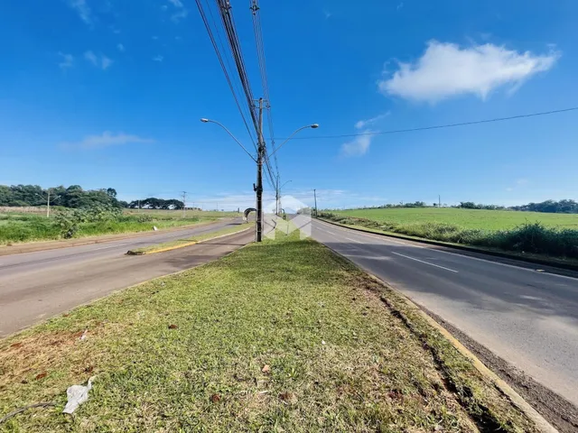 Vista da estrada e campos ao lado da propriedade em Lajeado.