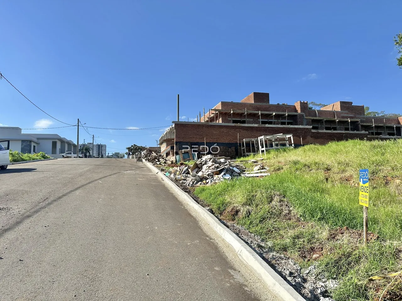 Fachada de um prédio em construção em Lajeado, Brasil.