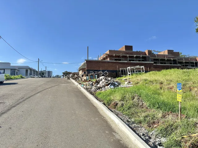 Fachada de um prédio em construção em Lajeado, Brasil.