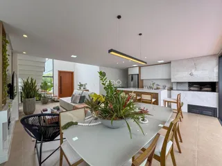Ambiente de sala de jantar e cozinha em um imóvel no Brasil.
