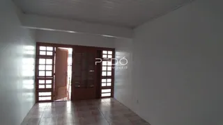 Interior com piso de cerâmica e portas de madeira de uma residência.