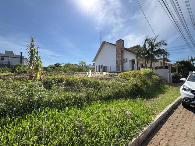 Fachada de uma residência em Lajeado, Brasil, cercada por vegetação alta.