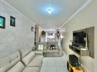 Sala de estar com sofás e piso de cerâmica em um imóvel no Brasil.