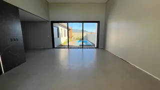 Sala de estar ampla com acesso a área externa e piscina.