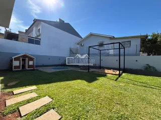 Vista externa de uma residência com jardim e cerca em Lajeado.