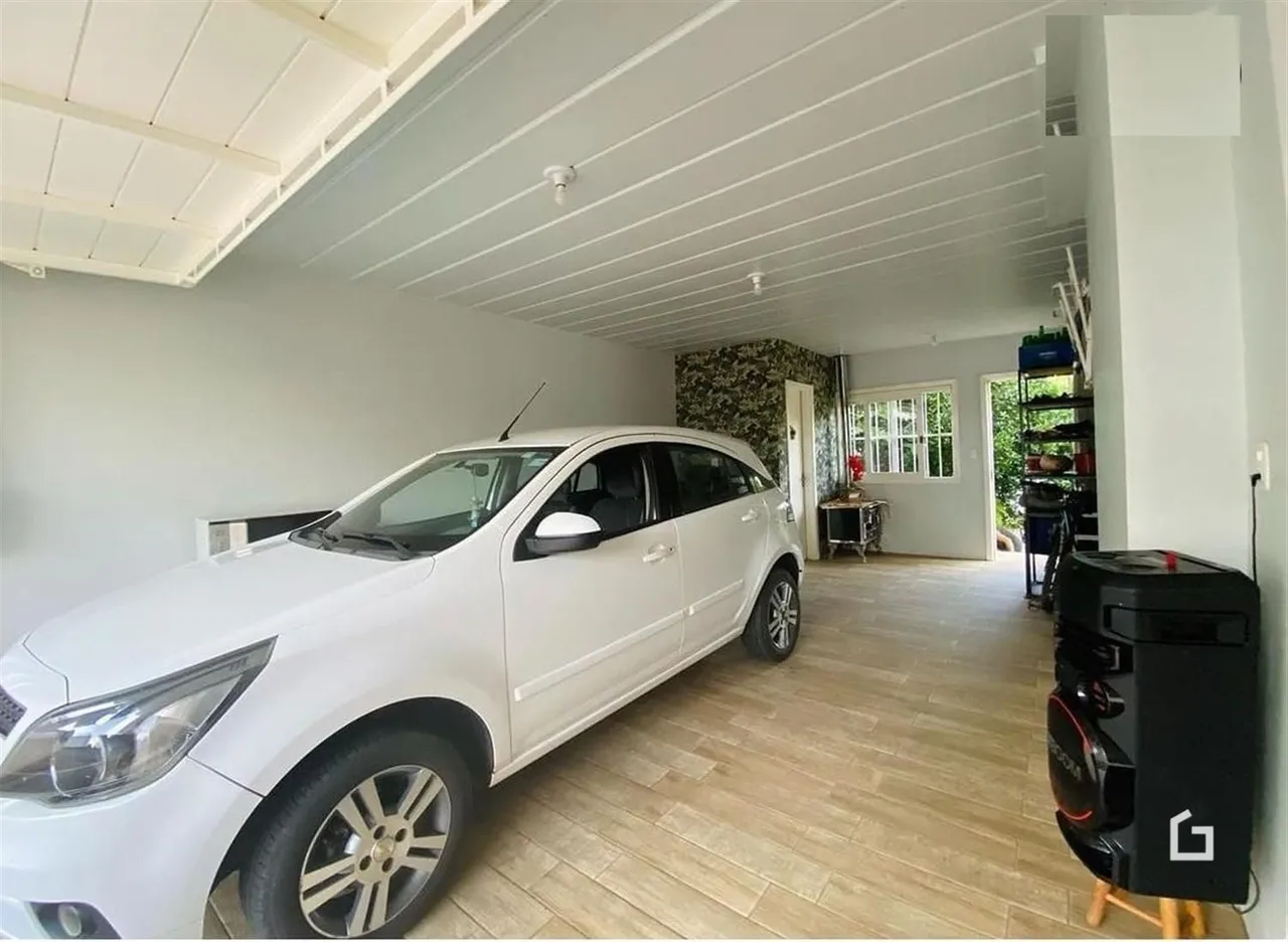 Interior de uma sala com piso de cerâmica e teto alto.