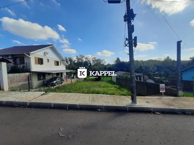 Fachada de uma casa branca em Lajeado, Brasil, vista da rua.