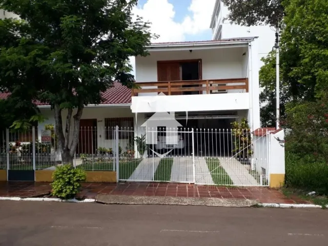 Fachada de uma residência em Lajeado, Brasil, com jardim frontal.