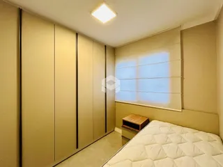 Foto de um quarto com armários e janela em um imóvel.