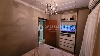 Quarto com cama e armário em um ambiente interno.