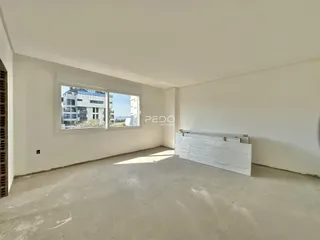Ambiente interno de uma sala vazia com janela em um imóvel.