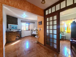 Sala com lareira de pedra e piso de cerâmica.