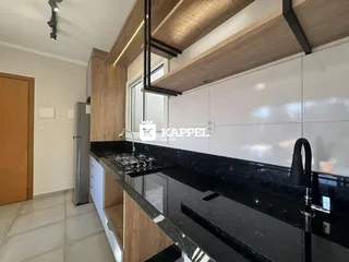 Esta é uma foto de uma cozinha com bancadas escuras e armários de madeira.