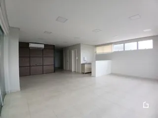 Hall de entrada com paredes brancas e piso de cerâmica.