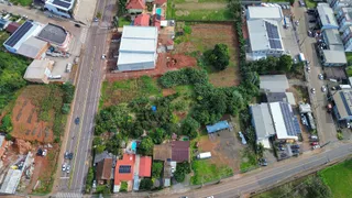 Vista aérea de um terreno com estruturas e vegetação em Lajeado, Brasil.