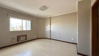 Sala de estar com piso de madeira clara e paredes neutras.
