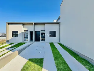 Fachada moderna de uma residência em Lajeado, Brasil, com jardim frontal.