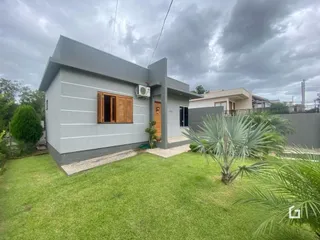 Fachada de uma casa moderna em Lajeado, Brasil.