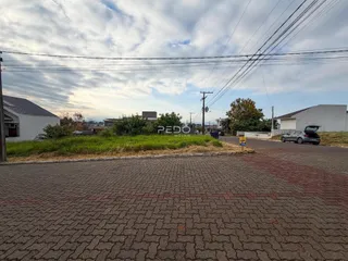 Vista da fachada de uma propriedade em Lajeado, Brasil, com área de pavimentação na frente.