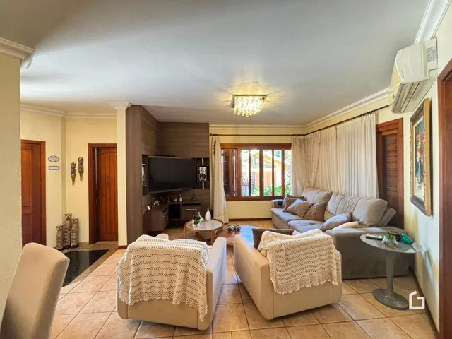Sala de estar com sofá e portas de madeira em uma residência no Brasil.