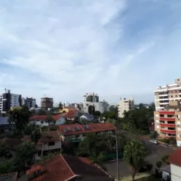 Vista externa de uma residência em um bairro residencial de Lajeado, Brasil.