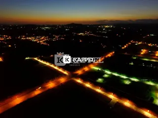 Vista aérea de uma área com estradas e iluminação noturna.