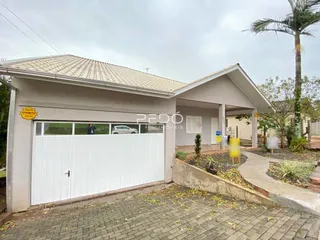 Fachada de uma casa residencial em Lajeado, Brasil, com garagem branca.