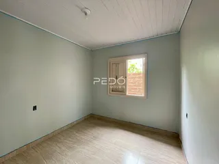 Quarto interno com paredes claras e piso de cerâmica.