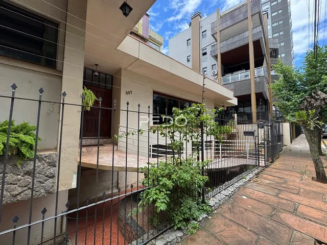 Fachada de um imóvel residencial em Lajeado, Brasil, com cerca e jardim na frente.