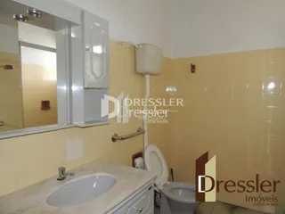 Foto de um banheiro com pia e espelho.