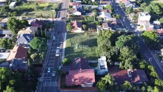 Vista aérea de uma área residencial em Lajeado, Brasil, mostrando casas e ruas.