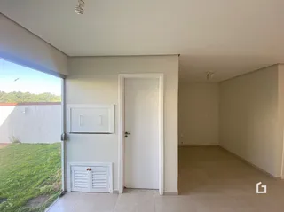 Vista interna de um corredor com porta de acesso a uma área externa.