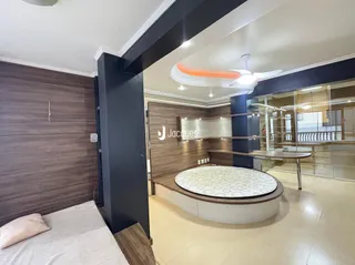 Quarto moderno com decoração em madeira e piso claro.
