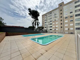 Área externa com duas piscinas em um lote residencial.