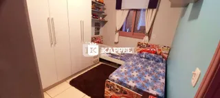 Um quarto com cama e armários brancos.