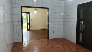 Hall de entrada com piso de cerâmica e paredes brancas.