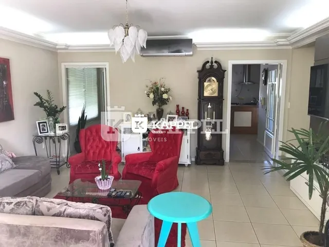 Sala de estar com sofá e mesa de centro em ambiente interno.