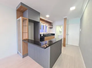 Hall de entrada com acabamentos modernos em madeira e cinza.