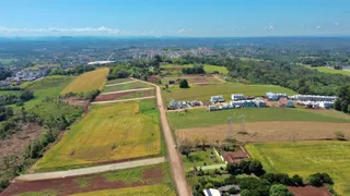 Vista aérea de uma propriedade rural com campos abertos e estruturas dispersas em Lajeado.