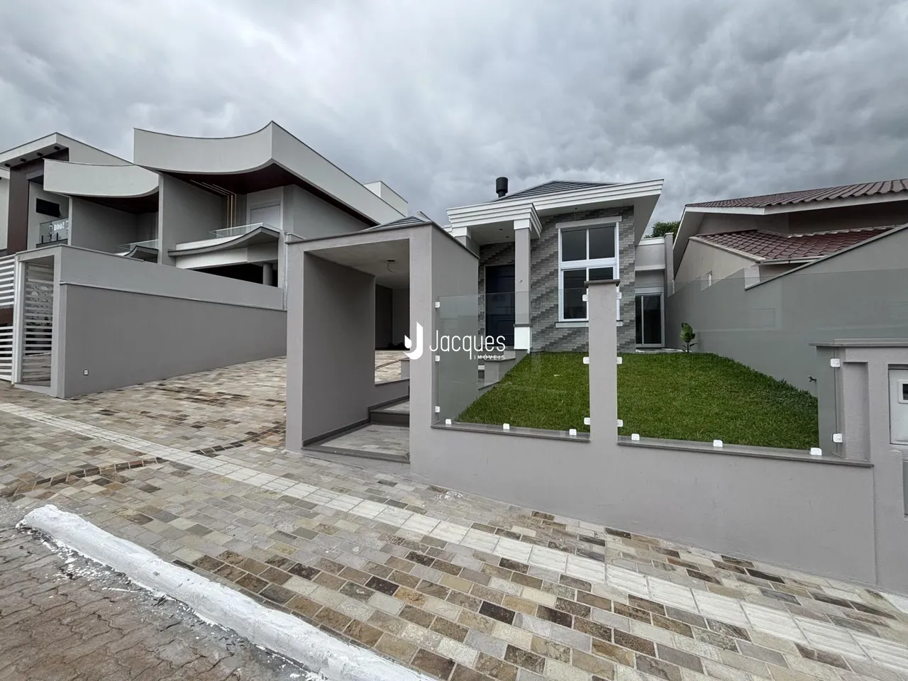 Fachada moderna de uma residência em Lajeado, Brasil.