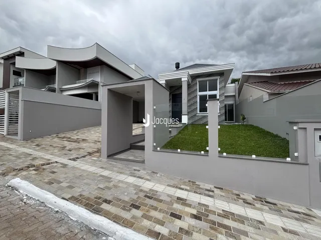 Fachada moderna de uma residência em Lajeado, Brasil.