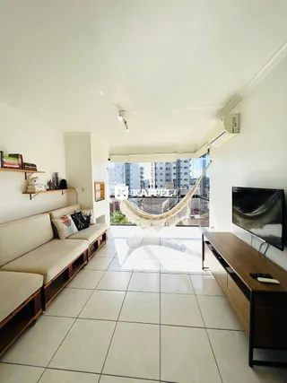 Sala de estar com sofá e piso de cerâmica.