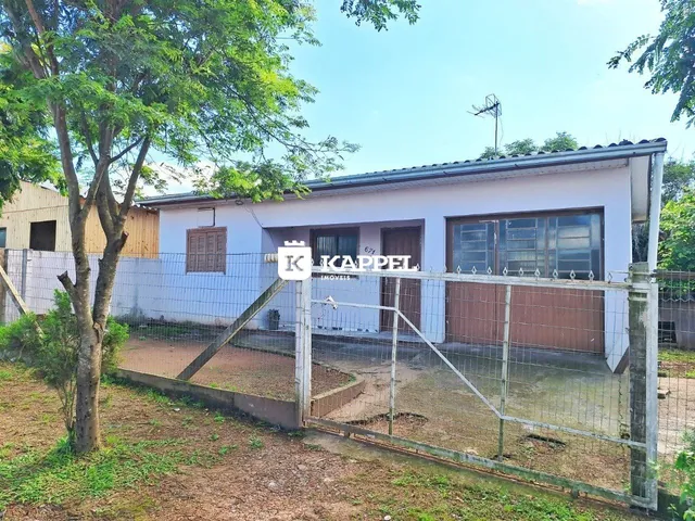 Fachada de uma residência com muro e jardim em Lajeado, Brasil.