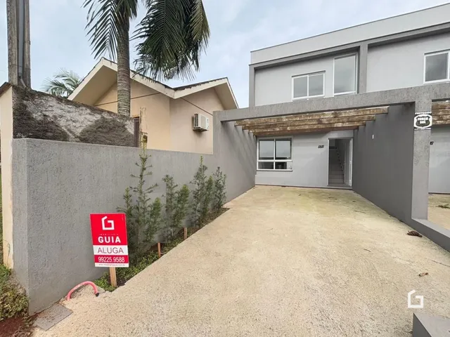 Vista externa de uma residência em Lajeado, Brasil com muro e entrada.