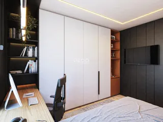 Quarto moderno com armários embutidos e área de trabalho.